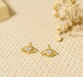 Purchases over €70 will receive the Golden Eye Earrings!